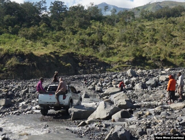 Mengantar buku bukan tugas mudah bagi aktivis Hano Wene seperti yang mereka lakukan di Yahukimo, Papua. (Foto: Dok Hano Wene)