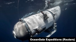 Podmornica Titan, kojom upravlja OceanGate Expeditions kako bi istražila olupinu potonulog Titanika kod obale Newfoundlanda, roni na fotografiji bez datuma