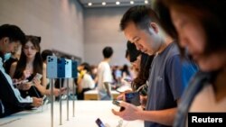 Warga memadati toko Apple di Shanghai, China (foto: dok). iPhone 16 yang akan diluncurkan bulan September, model pertama yang dilengkapi opsi AI di semua fiturnya.