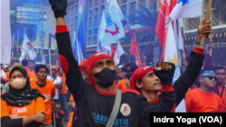 Puluhan ribu buruh yang berunjuk rasa pada Hari Buruh 2023 di Tugu Kuda, Jakarta memiliki tuntutan di antaranya meminta pemerintah mencabut UU Cipta Kerja dan penghapusan sistem kerja outsourcing, Senin, 1 Mei 2023. (Foto: VOA/Indra Yoga)