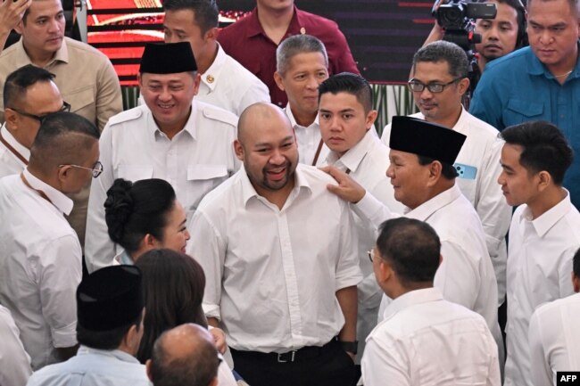 Presiden terpilih Prabowo Subianto (kanan tengah) berbincang dengan Siti Hediati Hariyadi alias Titiek Soeharto (kiri), putri mantan presiden Soeharto, dan Didit Prabowo (tengah), putra Prabowo Subianto, di Jakarta pada 24 April 2024. ( Foto: Adek BERRY/AFP)
