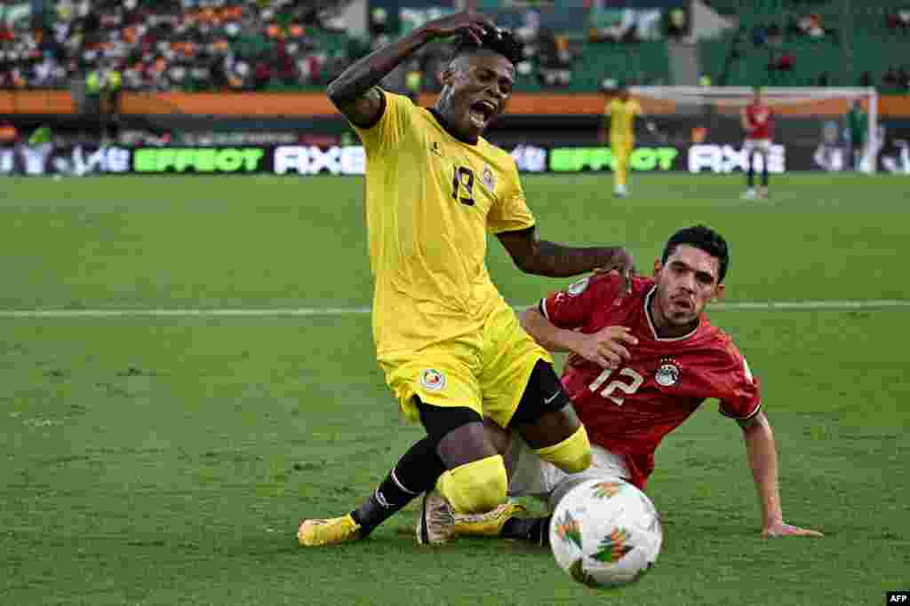 O moçambicano 19 Witi (à esquerda) disputa a bola com o defesa egípcio 12 Mohamed Hamdy (à direita) durante o jogo de futebol do grupo B da Taça das Nações Africanas (CAN) 2024 entre o Egipto e Moçambique em Abidjan (Foto de SIA KAMBOU / AFP)