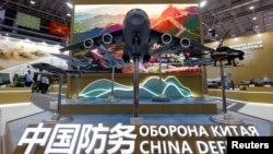 资料照：在俄罗斯“爱国者”会展中心举办的“军队-2023”国际军事技术论坛上的中国军事展台。(2023年8月18日)