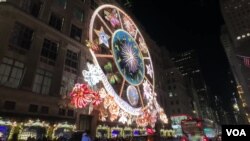 การตกแต่งหน้าร้านของ Saks' Fifth Avenue ที่ร่วมมือกับแบรนด์แฟชั่น Christian Dior