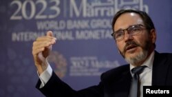 Ekonom utama IMF, Pierre Olivier Gourinchas berbicara dalam interview di sela pertemuan Bank Dunia-IMF di Marrakech, Maroko, 9 Oktober 2023.