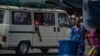 Un mini bus passe devant le marché de Dantokpa, à Cotonou, le 29 février 2024. AFP / Abadjaye Justin Sodogandji
