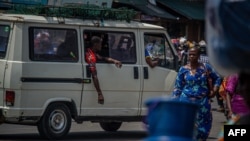 Un mini bus passe devant le marché de Dantokpa, à Cotonou, le 29 février 2024. AFP / Abadjaye Justin Sodogandji
