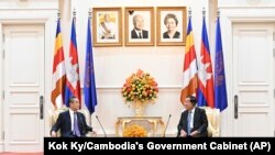 တရုတ်နိုင်ငံခြားရေးဝန်ကြီး Wang Yi နဲ့ ကမ္ဘောဒီးယားနိုင်ငံခြားရေးဝန်ကြီး ဟွန်ဆန်တို့ ကမ္ဘောဒီးယားနိုင်ငံ ဖနွမ်းပင်မြို့က ငြိမ်းချမ်းရေးနန်းတော်မှာ တွေ့ဆုံကြစဥ် (သြဂုတ် ၁၃၊ ၂၀၂၃/ အေပီ)
