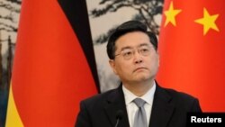 中国外长秦刚在与德国外长安娜莱娜·贝尔伯克在北京钓鱼台国宾馆出席联合记者会。（2023年4月14日）