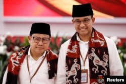 Anies Baswedan, mantan Gubernur Jakarta dan pasangannya Muhaimin Iskandar, yang merupakan Ketua Umum Partai Kebangkitan Bangsa (PKB), saat mendaftarkan diri sebagai pasangan capres dan cawapres di markas KPU di Jakarta , 19 Oktober 2023. (REUTERS/Willy Kurniawan)