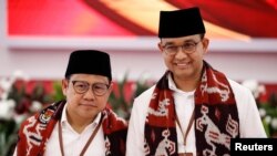 Pasangan capres-cawapres Anies Baswedan dan Muhaimin Iskandar, Ketua Umum Partai Kebangkitan Bangsa (PKB) saat mendaftarkan diri untuk pencalonan di pilpres, di kantor Komisi Pemilihan Umum (KPU), di Jakarta, 19 Oktober 2023. (Foto: Willy Kurniawan/Reuters)