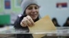 Ilustracija - žena ubacuje glasački listić u kutiju ( REUTERS/Djordje Kojadinovic )