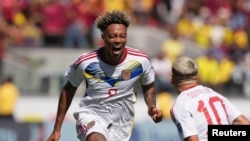 El delantero de Venezuela Jhonder Cádiz (izquierda) celebra con el centrocampista Yeferson Soteldo después de marcar un gol contra Ecuador durante la segunda mitad en el estadio Levi's. Foto: Darren Yamashita-USA TODAY Sports.