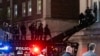 30일 뉴욕 경찰이 사다리차를 이용해 컬럼비아대 시위대가 점거하고 있는 해밀턴홀에 진입하고 있다. 