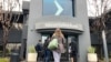 Sejumlah nasabah berdiri di luar pintu masuk Bank Silicon Valley di Santa Clara, California, Jumat, 10 Maret 2023. Lembaga Penjamin Simpanan Federal (FIDC) menyita aset-aset SVB yang menandai kebangkrutan bank terbesar sejak 2008 krisis finansial. (Foto: Jeff Chiu/AP Photo)