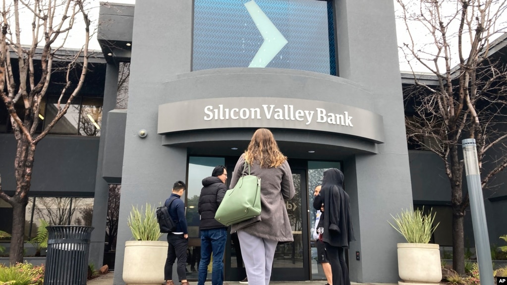 2023年3月10日，人们站在加利福尼亚州圣克拉拉硅谷银行的入口处。(photo:VOA)