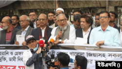 জাতীয় প্রেস ক্লাবের সামনে অনুষ্ঠিত মানববন্ধনে বিএনপি স্থায়ী কমিটির সদস্য নজরুল ইসলাম খান। ২৭ ডিসেম্বর, ২০২৩।