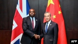 中國外長王毅（右二）與英國外相林德偉（David Lammy）在老撾萬像出席東協外長會議期間舉行會談。 （2024年7月26日）