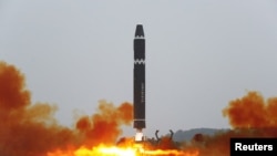Rudal balistik antarbenua (ICBM) Hwasong-15 diluncurkan di Bandara Internasional Pyongyang, di Pyongyang, Korea Utara, 18 Februari 2023. (Foto: KCNA via REUTERS)