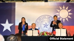 美国德克萨斯州州长格雷格·阿博特(Greg Abbott)為“美国德州驻台办事处”开幕剪彩，并与台湾经济部长郭智辉签署“台湾德州经济发展意向声明”。(德州州长办公室提供)