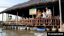 Bà Samantha Power (phải) thăm một bè cá ở Cần Thơ, ngày 8/3/2023. Twitter Samantha Power.