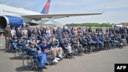 Para veteran Perang Dunia II AS, sebagian besar berusia sekitar 100 tahun, tiba di Bandara Deauville-Normandy, Prancis hari Senin (3/6). 