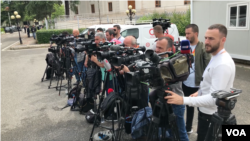 Kameramanë të mediave shqiptare gjatë punës