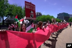 غزہ جنگ بند کرانے کے مطالبے کے ساتھ وائٹ ہاؤس کے باہر مظاہرین کی لمبی سرخ لکیر۔ 8 جون 2024