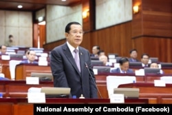 រូបឯកសារ៖ អតីតនាយក​រដ្ឋមន្ត្រី​កម្ពុជា​លោក ហ៊ុន សែន ចូលរួម​សម័យប្រជុំ​រដ្ឋសភា​ជាតិ​ នៅរាជធានីភ្នំពេញ កាលពីថ្ងៃទី១ ខែមេសា ឆ្នាំ២០២៤។ (Facebook / National Assembly of Cambodia)