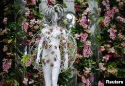 Anggrek mekar dan manekin kreasi Olivia Cheng selama pratinjau pers "The Orchid Show: Florals in Fashion" di New York (REUTERS)