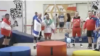 مصطفی رجایی، وزنه‌بردار پیشکسوت ایرانی در کنار ورزشکار اسرائیلی. تصویر برگرفته از ویدیو.