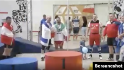 مصطفی رجایی، وزنه‌بردار پیشکسوت ایرانی در کنار ورزشکار اسرائیلی. تصویر برگرفته از ویدیو.