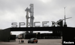 Pesawat ruang angkasa Starship generasi berikutnya SpaceX di atas roket Super Heavy bersiap untuk peluncuran ketiga dari landasan peluncuran perusahaan Boca Chica dalam uji terbang tanpa awak, dekat Brownsville, Texas, AS 13 Maret 2024. (REUTERS/Joe Skipper)