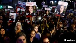 Unjuk rasa warga Israel menyerukan pembebasan sandera yang diculik pada serangan 7 Oktober 2023, dalam aksi di Tel Aviv (foto: dok). 