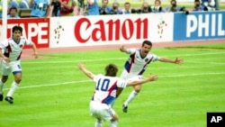Darko Pančev (levo), Davor Jozić i Dragan Stojković (okrenut leđima) proslavljaju gol protiv Kolumbije na Svetskom prvenstvu u Italiji 1990. (Foto: AP Photo/Michel Lipchitz)