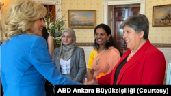 2021'de ödül alan Türkiye Kadın Dernekleri Federasyonu Başkanı Canan Güllü ve First Lady Jill Biden (8 Mart 2023)