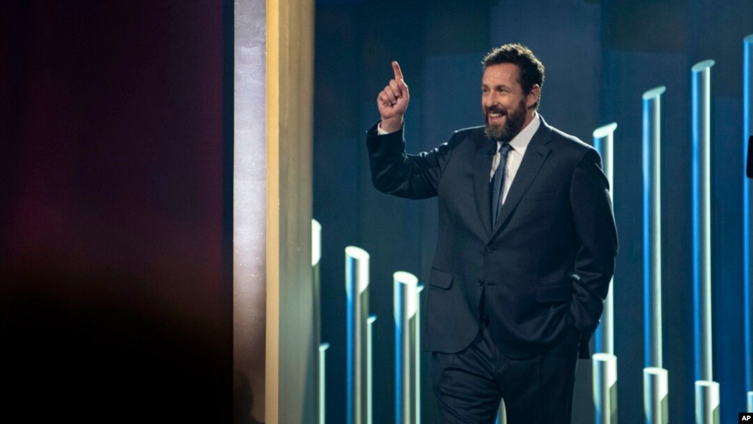 Aktor komedi Adam Sandler di acara penghargaan Mark Twain di Washington, D.C. (dok: AP Photo/Kevin Wolf)