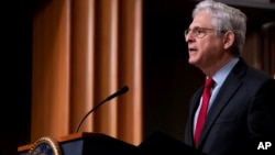 El secretario de Justicia de EEUU, Merrick Garland, anuncia una operación policial internacional dirigida a los traficantes de fentanilo y opioides en la red oscura durante una conferencia de prensa en el Departamento de Justicia, el 2 de mayo de 2023, en Washington.