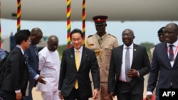 日本首相岸田文雄抵達加納展開對非洲的訪問。（2023年5月1日）