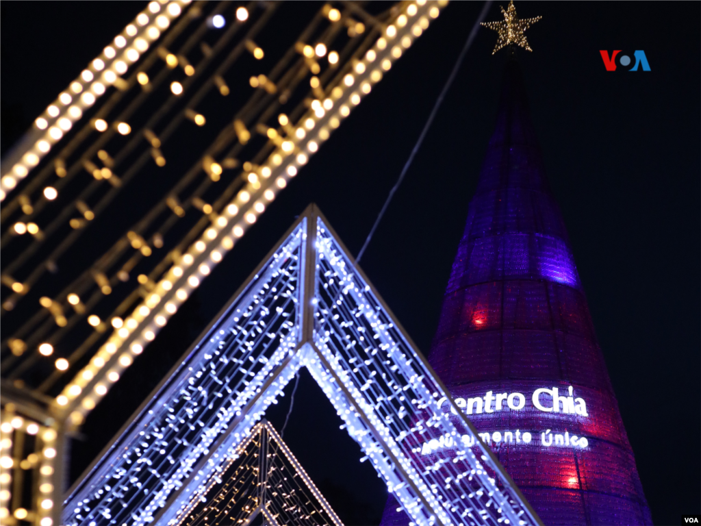 Colores y reciclaje, la esencia del árbol de Navidad, situado en el Centro Comercial Chia, en Colombia.