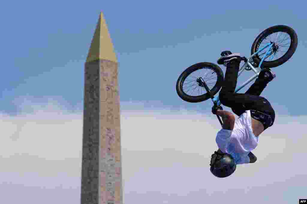 Jose Torres Gil dari Argentina berkompetisi di final nomor Sepeda BMX Freestyle Park putra selama Olimpiade Musim Panas 2024 di Paris, Prancis. (AFP)&nbsp;