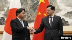 日本外相林芳正2023年4月2日与中国外长秦刚会面。（路透社转发共同社照片）