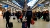 2023年12月22日，旅客在伦敦圣潘克拉斯车站排队等候欧洲之星列车。（美联社照片）