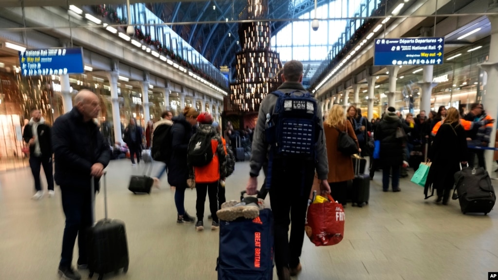 2023年12月22日，旅客在伦敦圣潘克拉斯车站排队等候欧洲之星列车。（美联社照片）(photo:VOA)