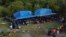 အင်ဒိုနီးရှားနိုင်ငံ ဆူမာတြားကျွန်းမြောက်ပိုင်း Kuala Besar ကမ်းခြေကို ရေလမ်းကနေ ရောက်ရှိလာတဲ့ ရိုဟင်ဂျာဒုက္ခသည်များ ယာယီအမိုးအကာအောက်မှာ ခိုလှုံနေကြစဉ် (ဒီဇင်ဘာ ၃၁၊ ၂၀၂၃)