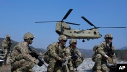 Ushtarët amerikanë presin të hipin në helikopterët CH-47 gjatë stërvitjeve në Korenë e Jugut (19 mars 2023)