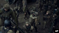 乌克兰军人在巴赫穆特前线休息时相互拥抱。（2023年5月27日）
