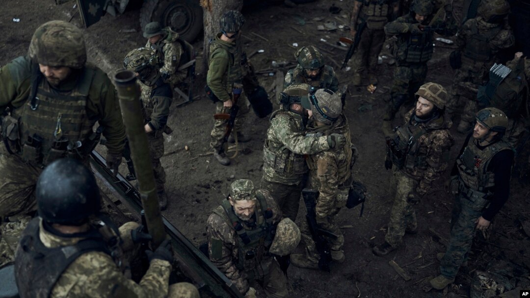 Những người lính Ukraine chuẩn bị nghỉ ngơi ở tiền tuyến gần Bakhmut ở vùng Donetsk, Ukraine, ngày 27 tháng 5 năm 2023.