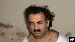 Khalid Sheikh Mohammed, terduga dalang di balik serangan 11 September 2001, terlihat dalam foto penangkapannya pada 1 Maret 2003. (Foto: AP)