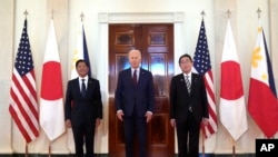 Tổng thống Mỹ Joe Biden, giữa, Tổng thống Philippine Ferdinand Marcos Jr., trái, và Thủ tướng Nhật Fumio Kishida chụp ảnh trước hội nghị ba bên tại Tòa Bạch Ốc ngày 11/4/2024.